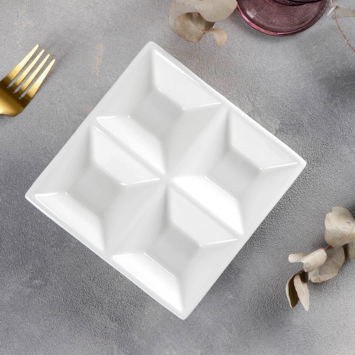 Менажница фарфоровая 4 ячейки Wilmax, 15×15 см, цвет белый Менажница фарфоровая 4 ячейки Wilmax, 15×15 см, цвет белый