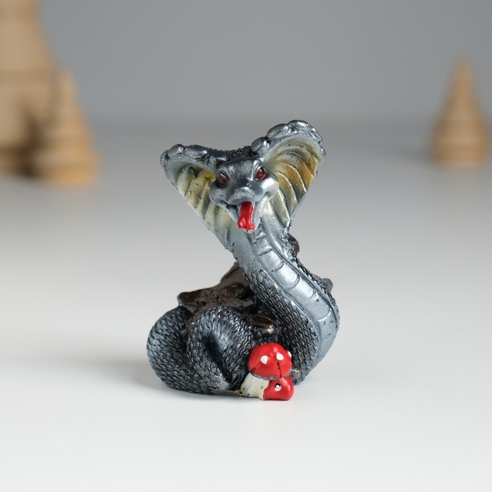 Сувенир полистоун Сувенир полистоун "Змейка тёмная с мухоморами" МИКС 4,3х3,5х6 см