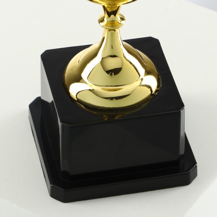 Кубок 013В, наградная фигура, золото, подставка пластик, 18,5 х 11,5 х 8 см. Кубок 013В, наградная фигура, золото, подставка пластик, 18,5 х 11,5 х 8 см.