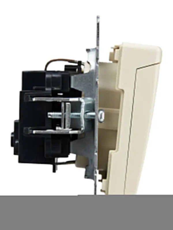 BRITE Розетка с заземлением с защитными шторками и крышкой 16А IP20 РСбш10-3-БрКр бежевый