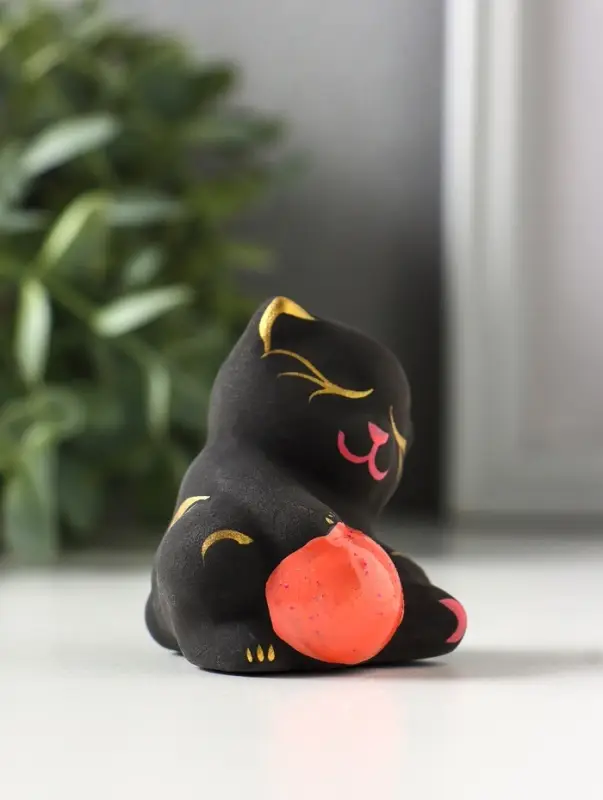 Фигура керамика &laquo;Котик с мячом&raquo;, 5.5 см, чёрный, МИКС