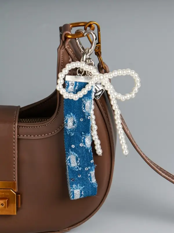 Брелок на карабине с джинс. ремешком Брелок на карабине с джинс. ремешком "Жемчужный бант и бабочка" бусины d=0,5 см 15х10,5х1 см 10904