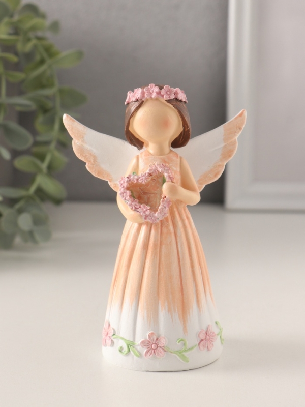 Сувенир полистоун Сувенир полистоун "Девушка-ангел в персиковом платье, с венком-сердце" 8х4,5х12 см