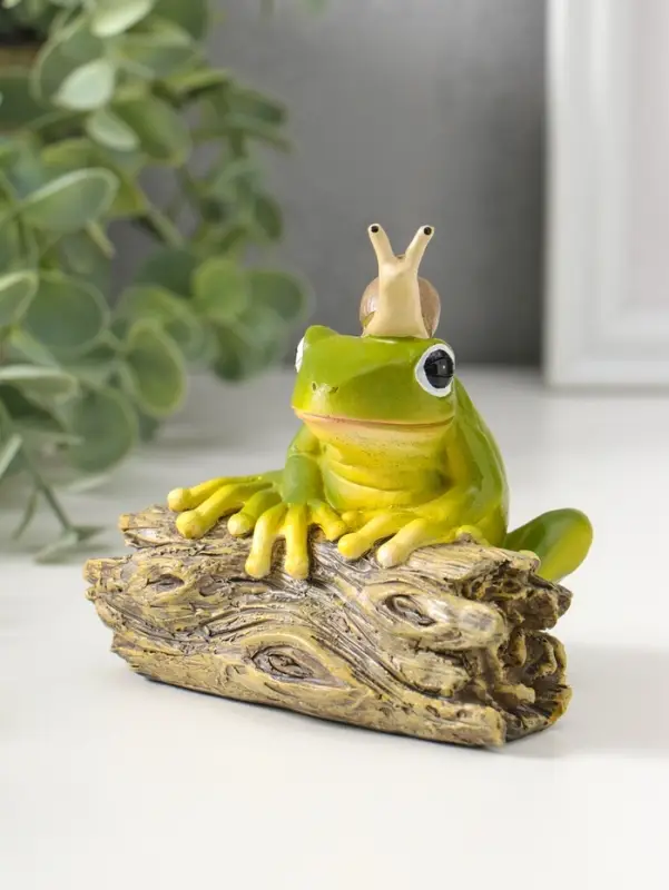 Сувенир полистоун "Лягушонок на коряге с улиткой на голове" 9,5 см