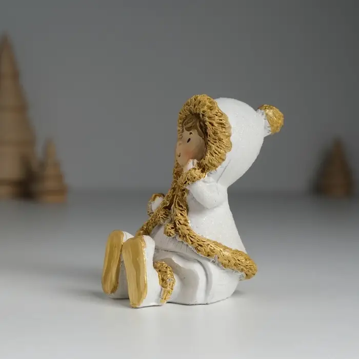 Фигурка полистоун &laquo;Малышка в белой шубке, с сердечком сидит&raquo;, 5&times;5.5&times;8 см