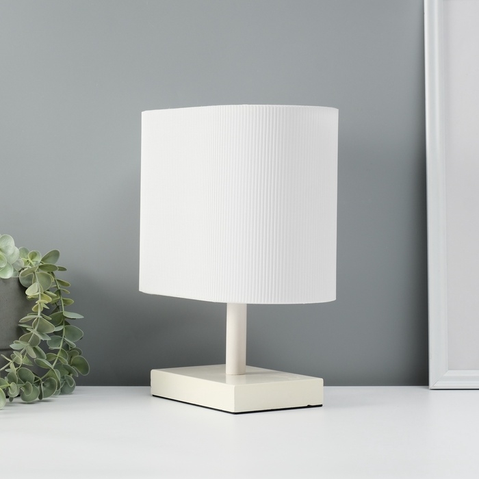 Светильник настольный Светильник настольный "Консул" 1х40Вт Е27 белый 25х13х29см