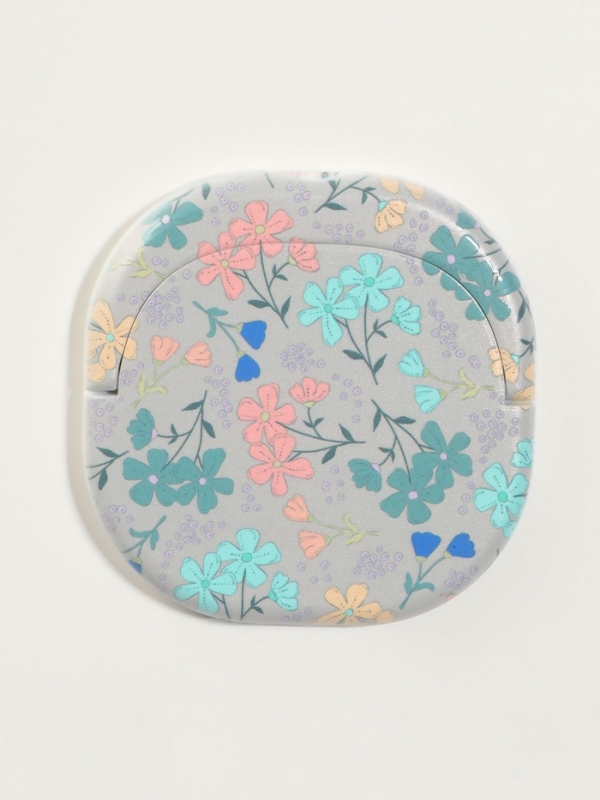 Зеркало карманное «Узор», с подставкой, 8 × 8 см, цвет белый