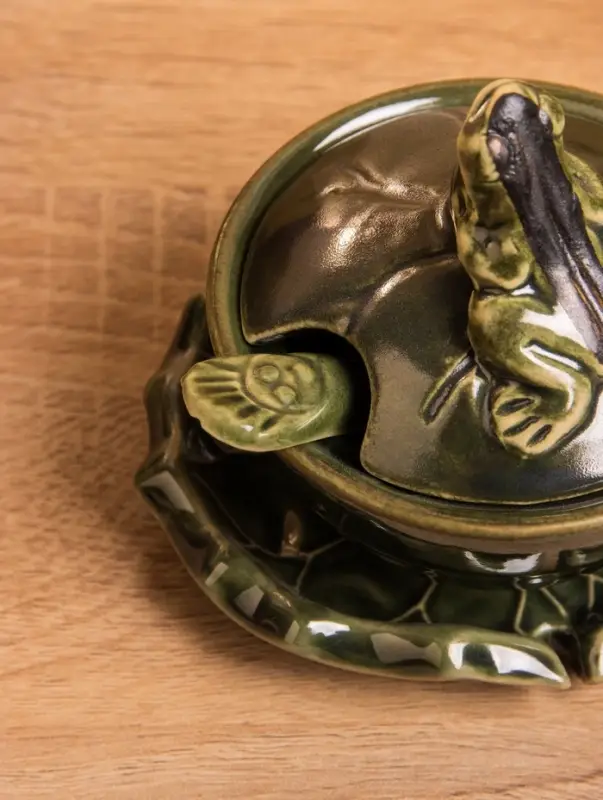 Соусник с крышкой на подставке «Лягушка», 8×9×10 см, керамика, зелёный Соусник с крышкой на подставке «Лягушка», 8×9×10 см, керамика, зелёный