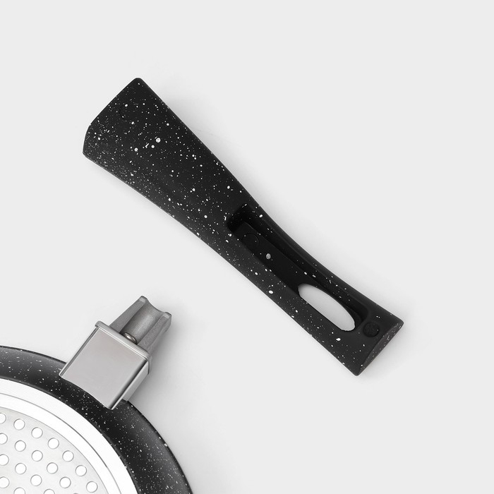 Сковорода кованая Magistro Dark, d=20 см, съёмная ручка soft-touch, антипригарное покрытие, индукция, цвет чёрный Сковорода кованая Magistro Dark, d=20 см, съёмная ручка soft-touch, антипригарное покрытие, индукция, цвет чёрный