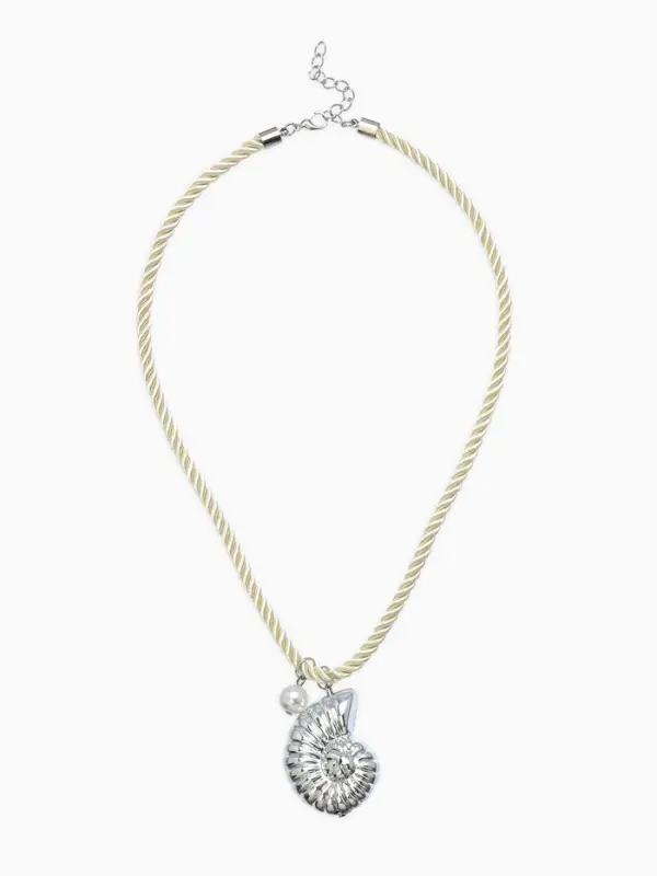 Кулон на шнурке &laquo;Ракушка&raquo;, бело-серебристый