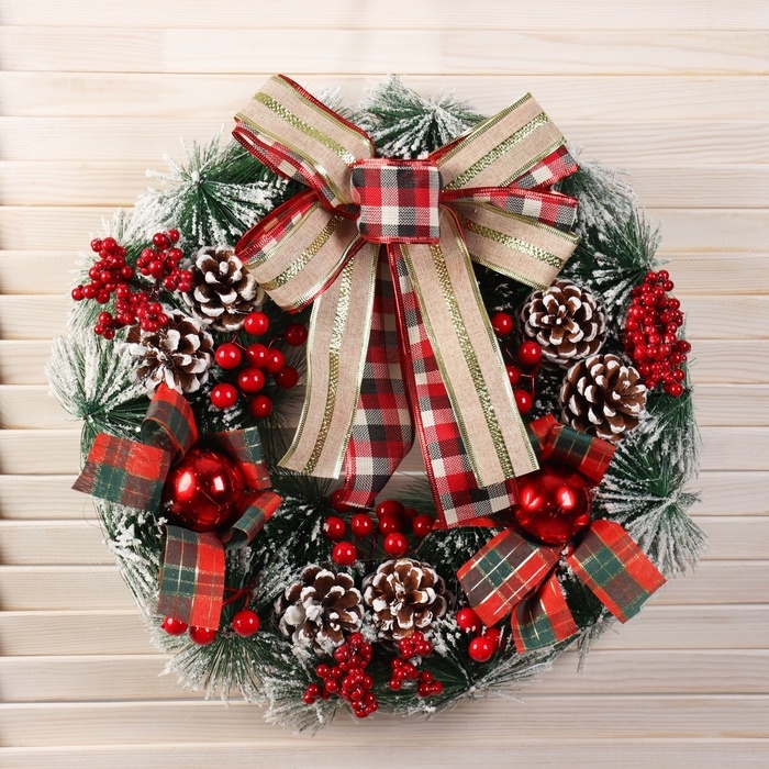 Венок новогодний d-40 см  Венок новогодний d-40 см "Яркая сказка" банты ягодки шишки