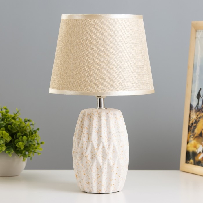 Настольная лампа Настольная лампа "Алесса" Е14 40Вт бело-бежевый 20х20х33 см RISALUX