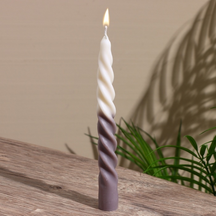 Свеча закрученная двухцветная 2,2х2,2х18 см, соевый воск МИКС Свеча закрученная двухцветная 2,2х2,2х18 см, соевый воск МИКС