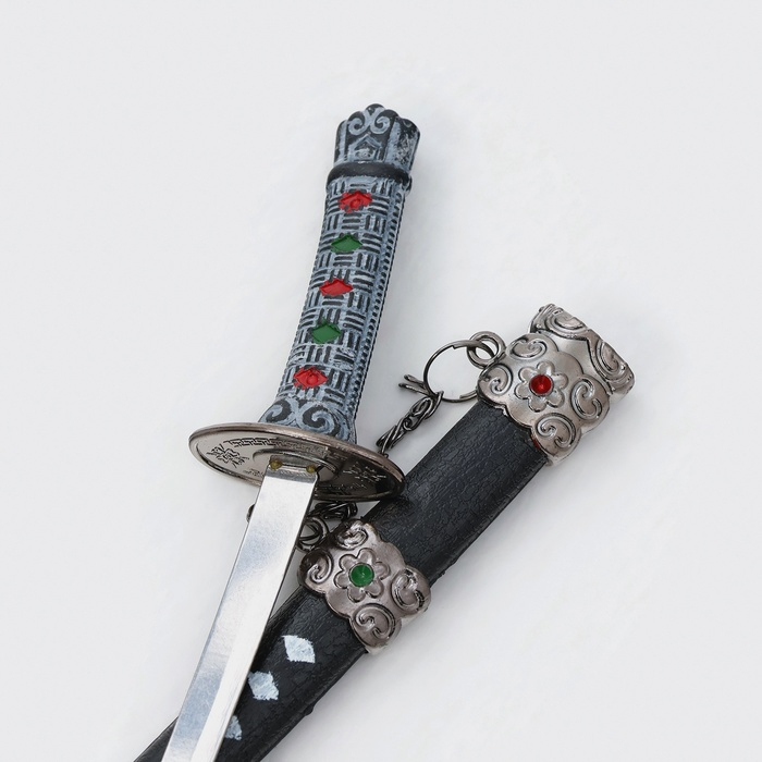 Сув. изделие катаны-мини 2в1 на подставке, ножны черные с белыми ромбами 16/20см микс Сув. изделие катаны-мини 2в1 на подставке, ножны черные с белыми ромбами 16/20см микс