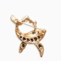 Брошь «Кит галиотис», зелёная в золоте Брошь «Кит галиотис», зелёная в золоте