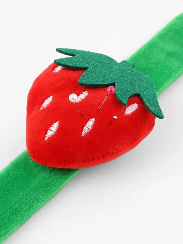 Игольница на браслете &laquo;Клубничка&raquo;, 23&times;7 см, зелёная, красная