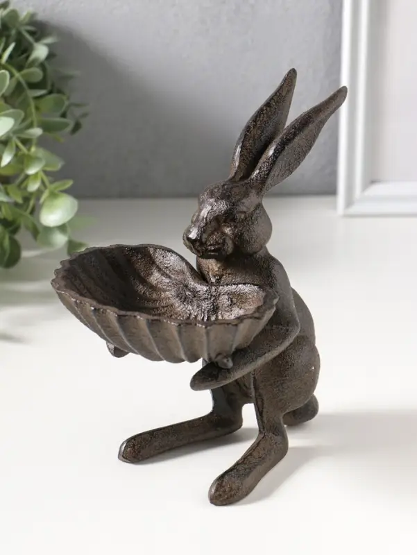 Сувенир чугун подставка, кормушка для птиц "Заяц с ракушкой" 14х11,5х16,5 см