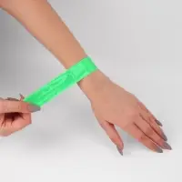 Светоотражающий слэп-браслет, самофиксирующийся, 22&times;3 см, цвет МИКС