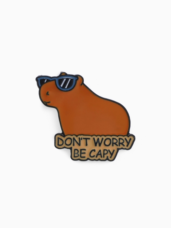 Значок «Капибара» не волнуйся, оранжевый в чёрном металле Значок «Капибара» не волнуйся, оранжевый в чёрном металле