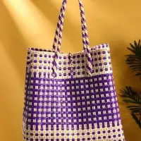 Сумка плетёная пластиковая 40х20х55 см, цв. фиолетово-белый Сумка плетёная пластиковая 40х20х55 см, цв. фиолетово-белый