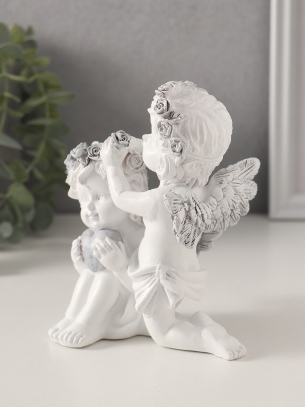 Сувенир полистоун "Ангелочки вплетают венок в волосы, с сердцем" бело-серый 11х8х12,5 см