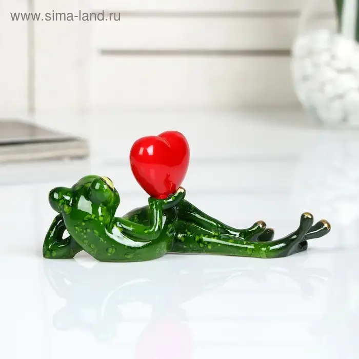Сувенир полистоун лак "Лягушонок лежит с сердцем в руке" 6х5х15 см Сувенир полистоун лак "Лягушонок лежит с сердцем в руке" 6х5х15 см