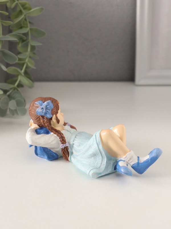 Сувенир полистоун "Малышка лежит на полянке, с рюкзаком" 14х6,5х7 см