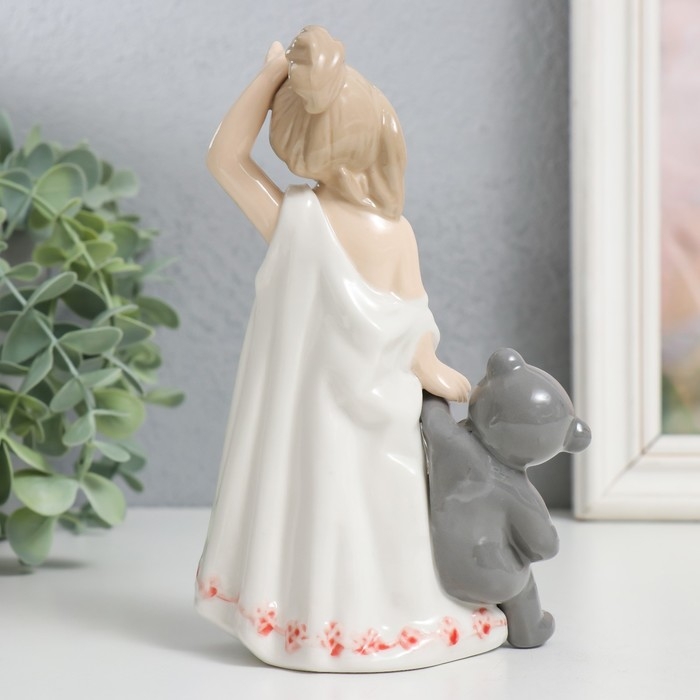 Сувенир керамика  Сувенир керамика "Девочка с мишкой" цветной 16,5х7х11 см