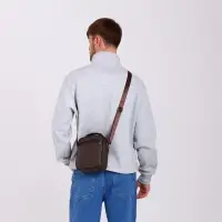 Сумка кросс-боди мужская на молнии, с ручкой, 3 наружных кармана, 17&times;5.5&times;20 см, коричневая