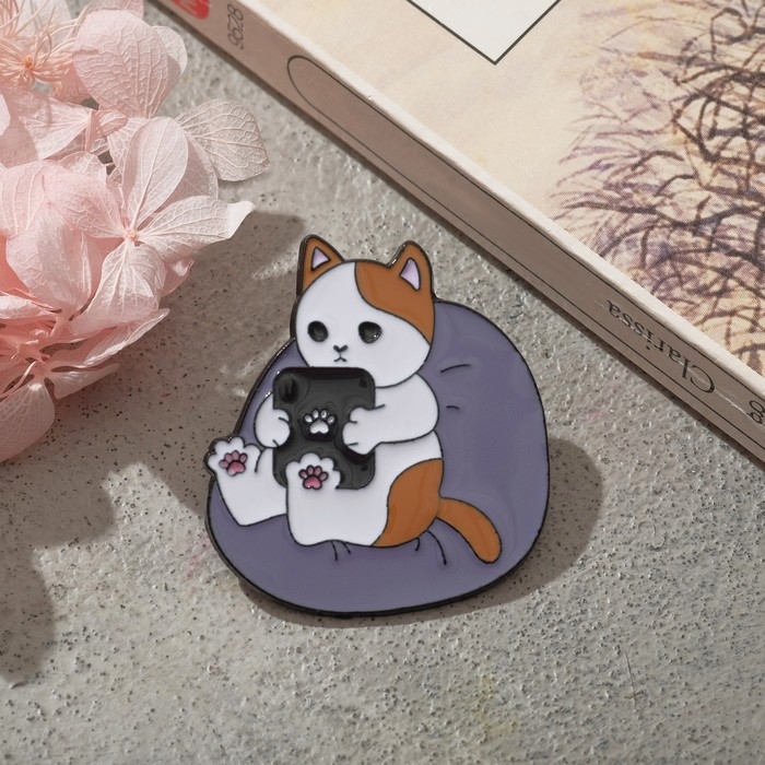 Значок «Котик» с планшетом, цветной в чёрном металле Значок «Котик» с планшетом, цветной в чёрном металле