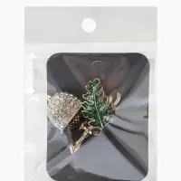 Брошь &laquo;Жёлудь&raquo; осенний с листом, стразы, цвет коичнево-бело-зелёный в золоте