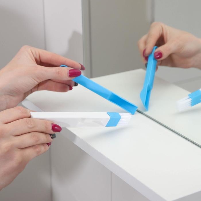 Щётка-кисть для очистки окон и узких проёмов Доляна, с совочком-скребком, цвет МИКС Щётка-кисть для очистки окон и узких проёмов Доляна, с совочком-скребком, цвет МИКС