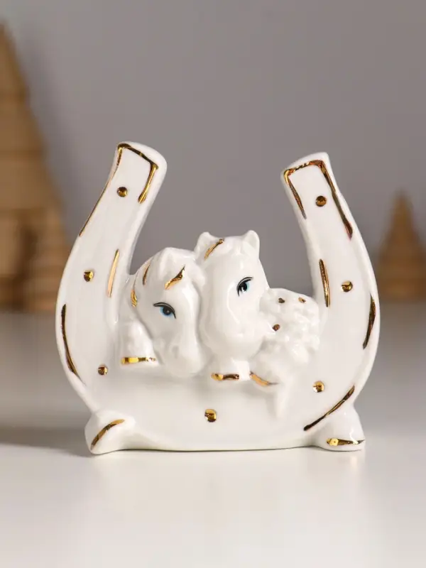 Сувенир керамика "Две лошадки с букетом в подкове" белый с золотом 8х4х7,5 см