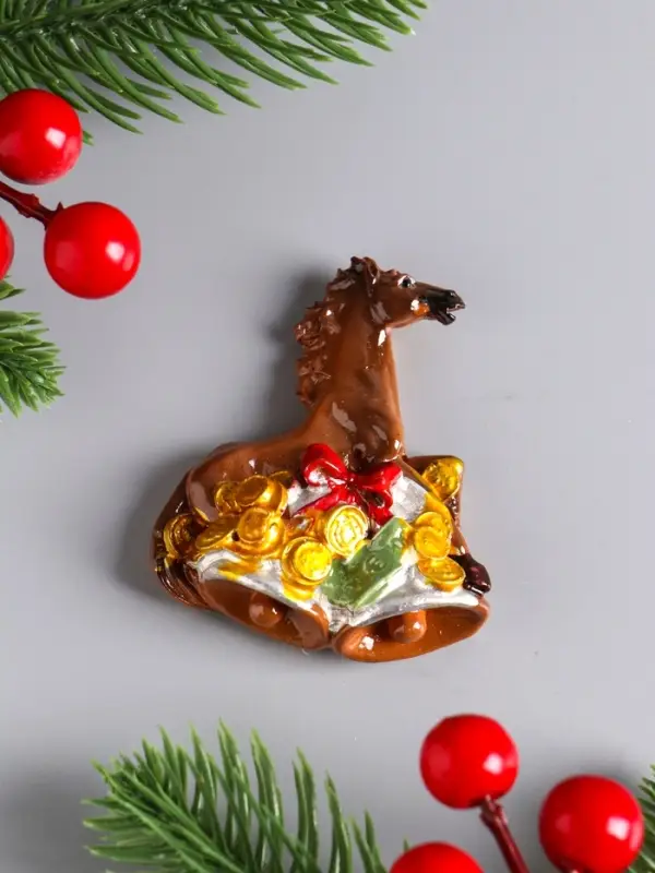 Магнит полистоун   Магнит полистоун  "Новогодний конь с подарками" МИКС 5,3х6,5 см