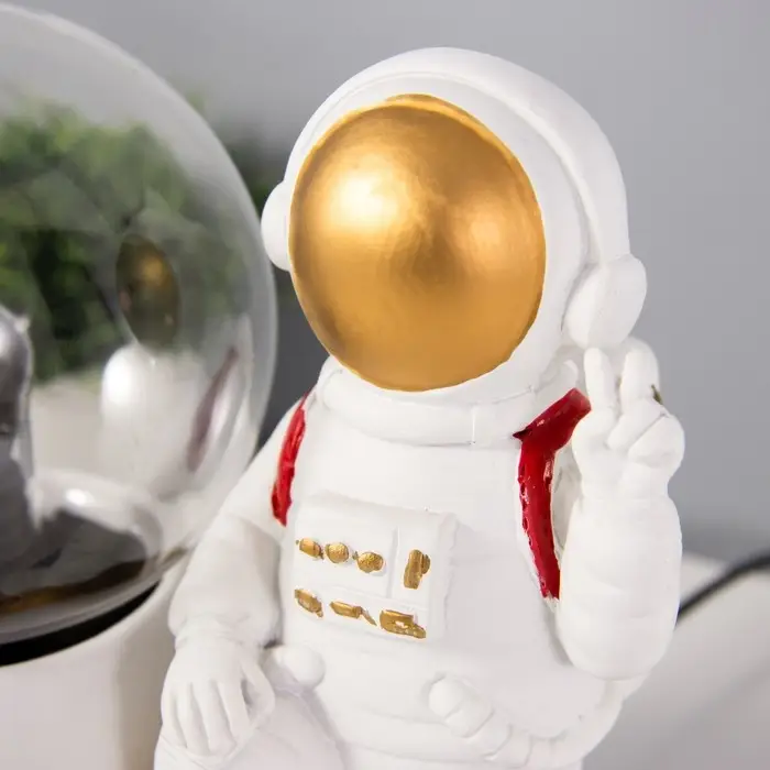 Плазменный шар "Космонавт" белый 14х10х19 см RISALUX Плазменный шар "Космонавт" белый 14х10х19 см RISALUX