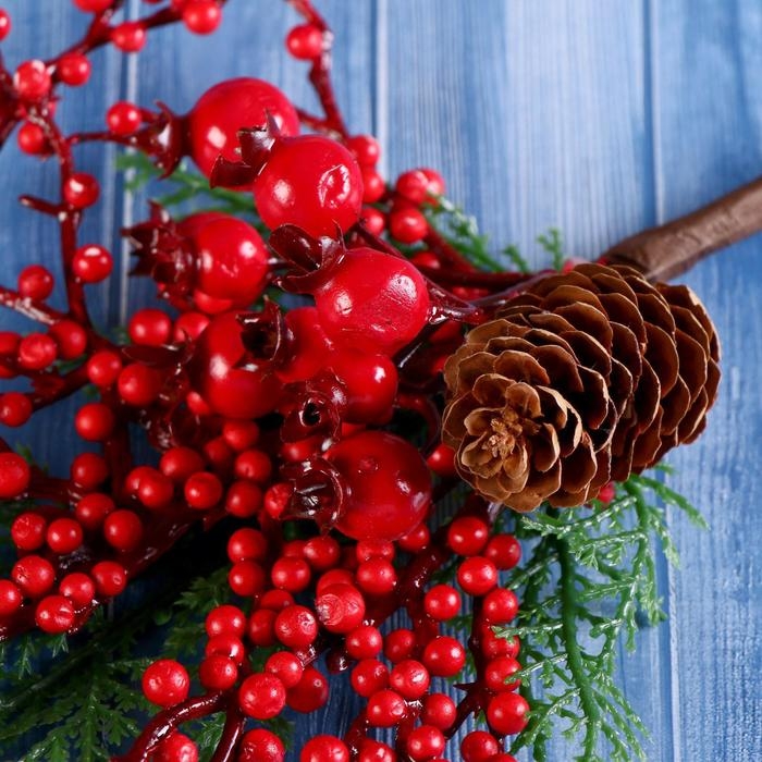 Декор  Декор "Зимние мечты" ягодная веточка с шишкой, 30 см