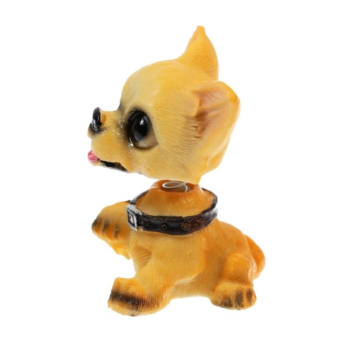 Собака на панель авто, качающая головой, мини, спаниель Собака на панель авто, качающая головой, мини, спаниель