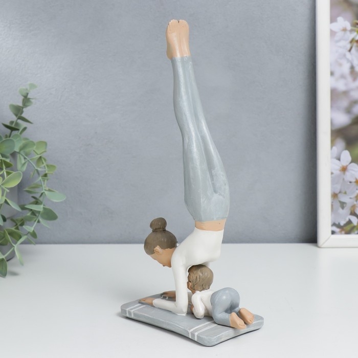 Сувенир полистоун  Сувенир полистоун "Мама в стойке на предплечьях, с малышом" бело-серый 24х6,5х11 см