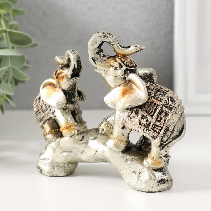 Сувенир полистоун Сувенир полистоун "Слоны на камне с попонах с наскальными рисунками" 11х11х3,5 см