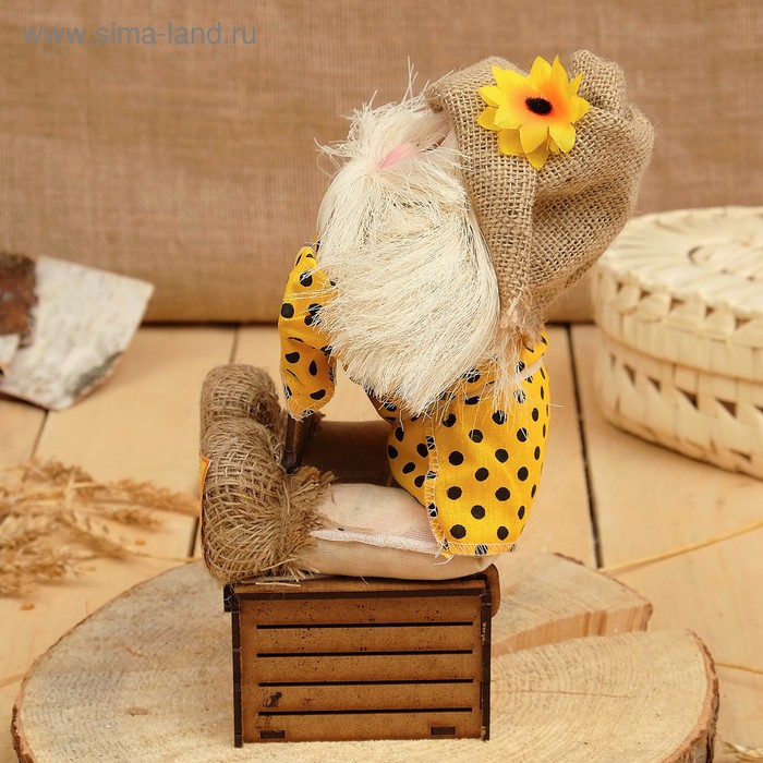 Оберег-домовой Оберег-домовой "Славуся в льняном колпаке, на сундуке с рублем", 34х23х19 см, микс