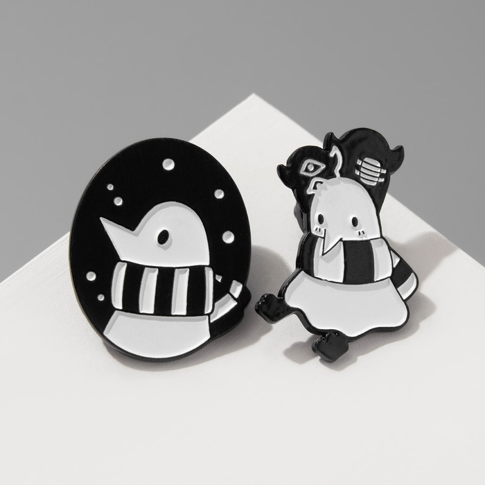 Набор значков (2шт) Набор значков (2шт) "Привидение" в шарфике, цвет чёрно-белый в чёрном металле