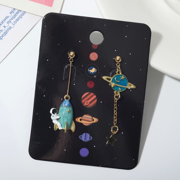 Серьги эмаль «Космос» планета и космонавт, цветные в золоте Серьги эмаль «Космос» планета и космонавт, цветные в золоте