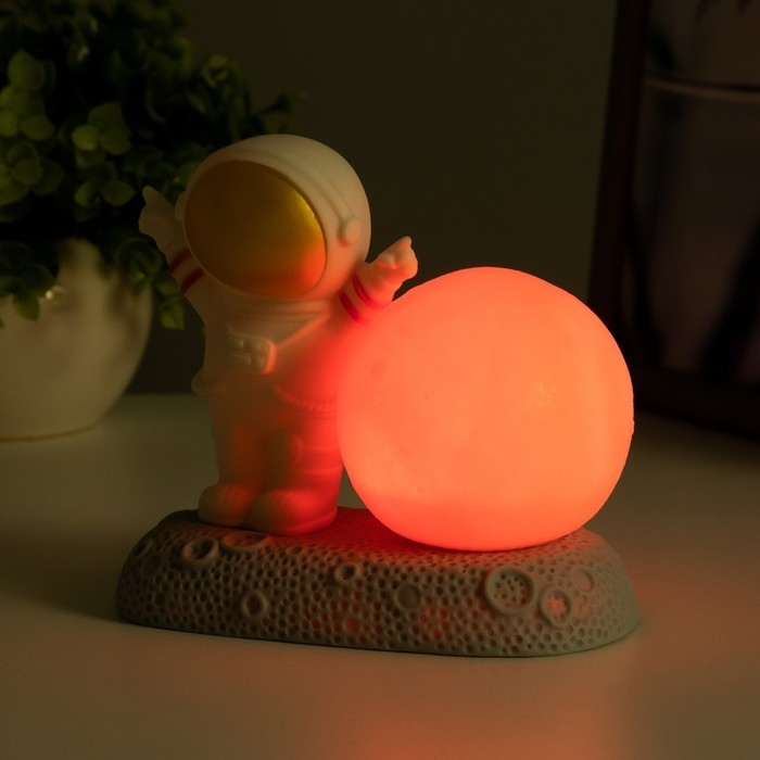 Ночник Ночник "Крутой космонавт" LED 2Вт RGB от батареек 3хLR44 бело-золотой 11х6х11 см RISALUX