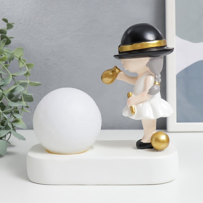 Сувенир полистоун свет  Сувенир полистоун свет "Малышка в чёрной шляпке, с золотым пузырём у шара" 16,5х8х16 см