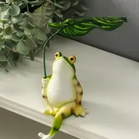 Сувенир полистоун "Лягуха под пальмовым листом" 5,8х7,5х14,5 см