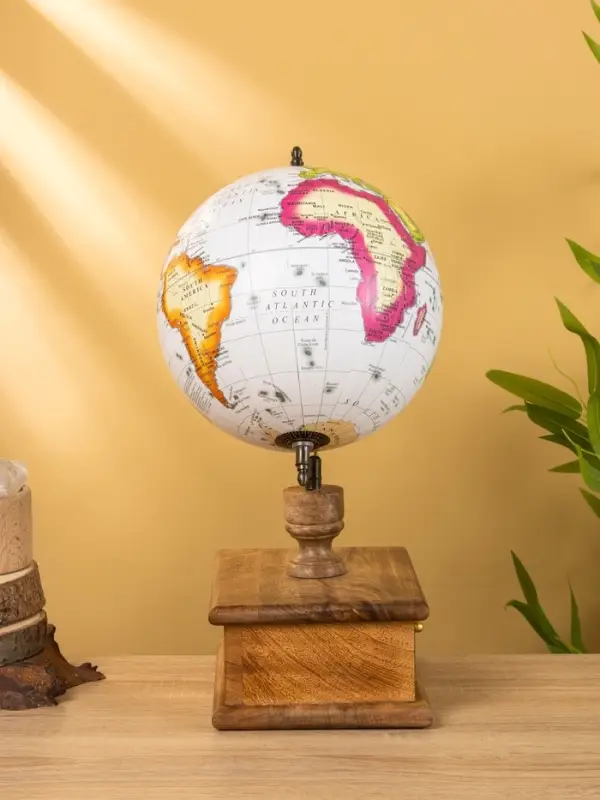 Глобус сувенирный 23х20х39 см, подставка дерево Глобус сувенирный 23х20х39 см, подставка дерево