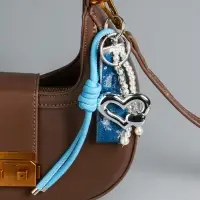 Брелок на карабине с джинс. ремешком "Сердце и нить жемчуга" бусины d=0,5 см 18х4,8х2 см Брелок на карабине с джинс. ремешком "Сердце и нить жемчуга" бусины d=0,5 см 18х4,8х2 см