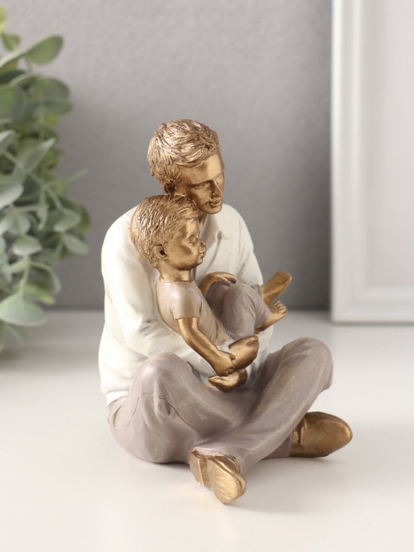 Сувенир полистоун  Сувенир полистоун "Папа держит сына на руках" 10х8х12 см