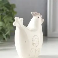 Сувенир керамика "Курочка в серый горох, с пасхальным яйцом сбоку" 7,9х4,8х9,1 см