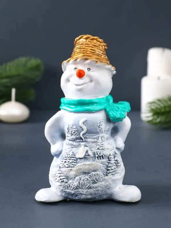 Свеча фигурная "Снеговик в золотом колпаке" 8,5х5,5х14 см